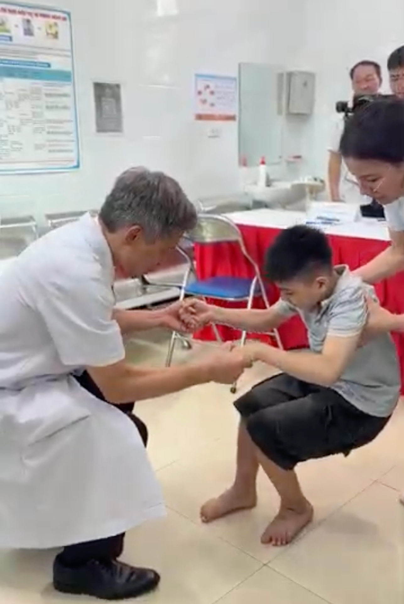 https://static-images.vnncdn.net/vps_images_publish/000001/000003/2026/10/10/loi-hen-than-toc-cua-chuyen-gia-phau-thuat-hien-thuc-hoa-giac-mo-cho-cau-be-ha-noi-108.png