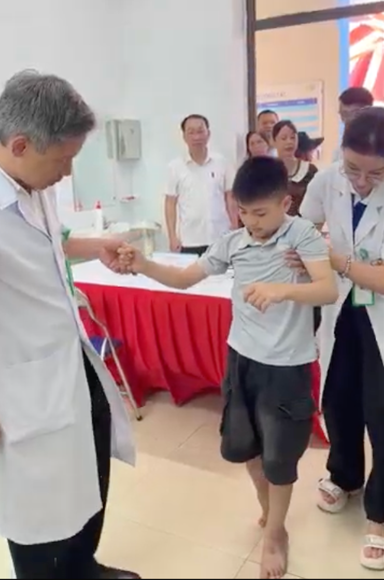 https://static-images.vnncdn.net/vps_images_publish/000001/000003/2026/10/10/loi-hen-than-toc-cua-chuyen-gia-phau-thuat-hien-thuc-hoa-giac-mo-cho-cau-be-ha-noi-109.png