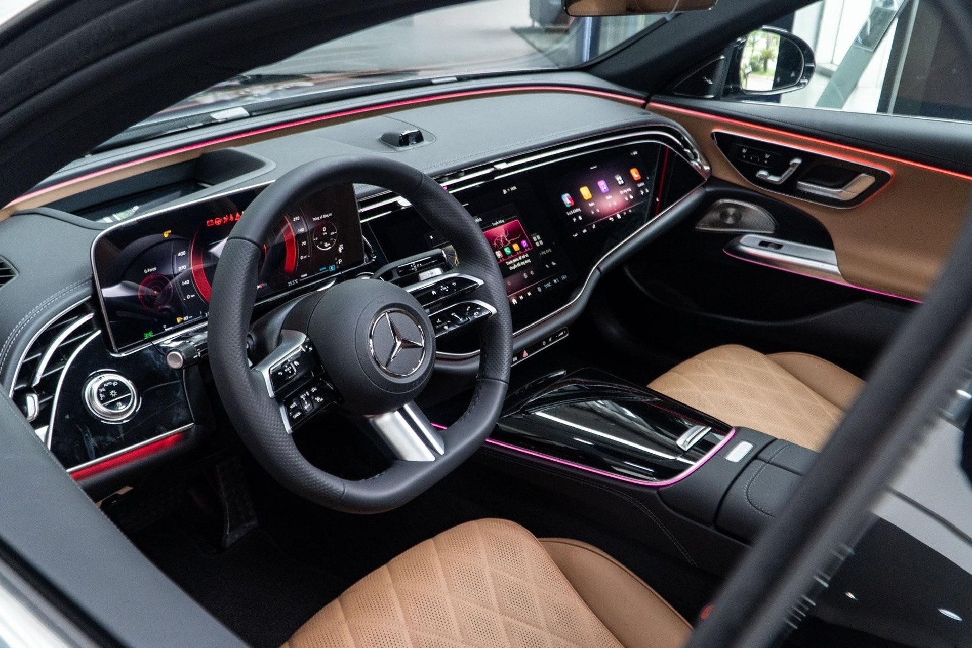 https://static-images.vnncdn.net/vps_images_publish/000001/000003/2026/10/10/mercedes-e300-amg-noi-that-1920x1280-sua-3-1162.jpg