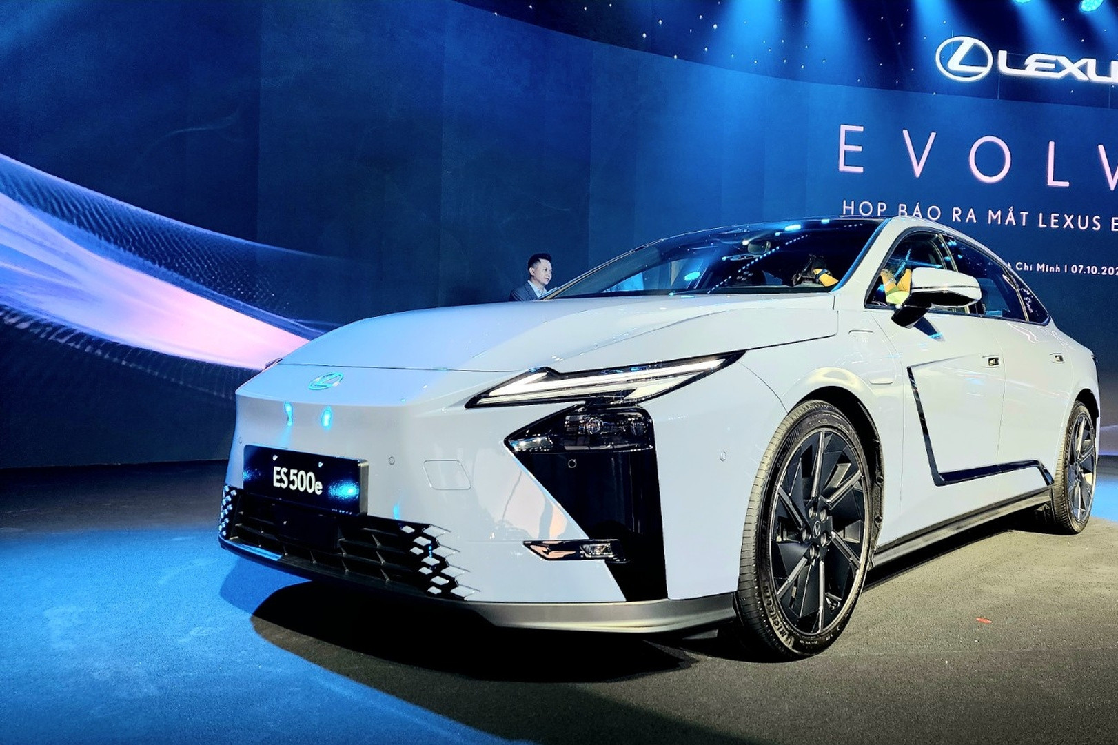 Nên chọn mua Lexus ES hay Mercedes-Benz E-Class, BMW 5 Series?
