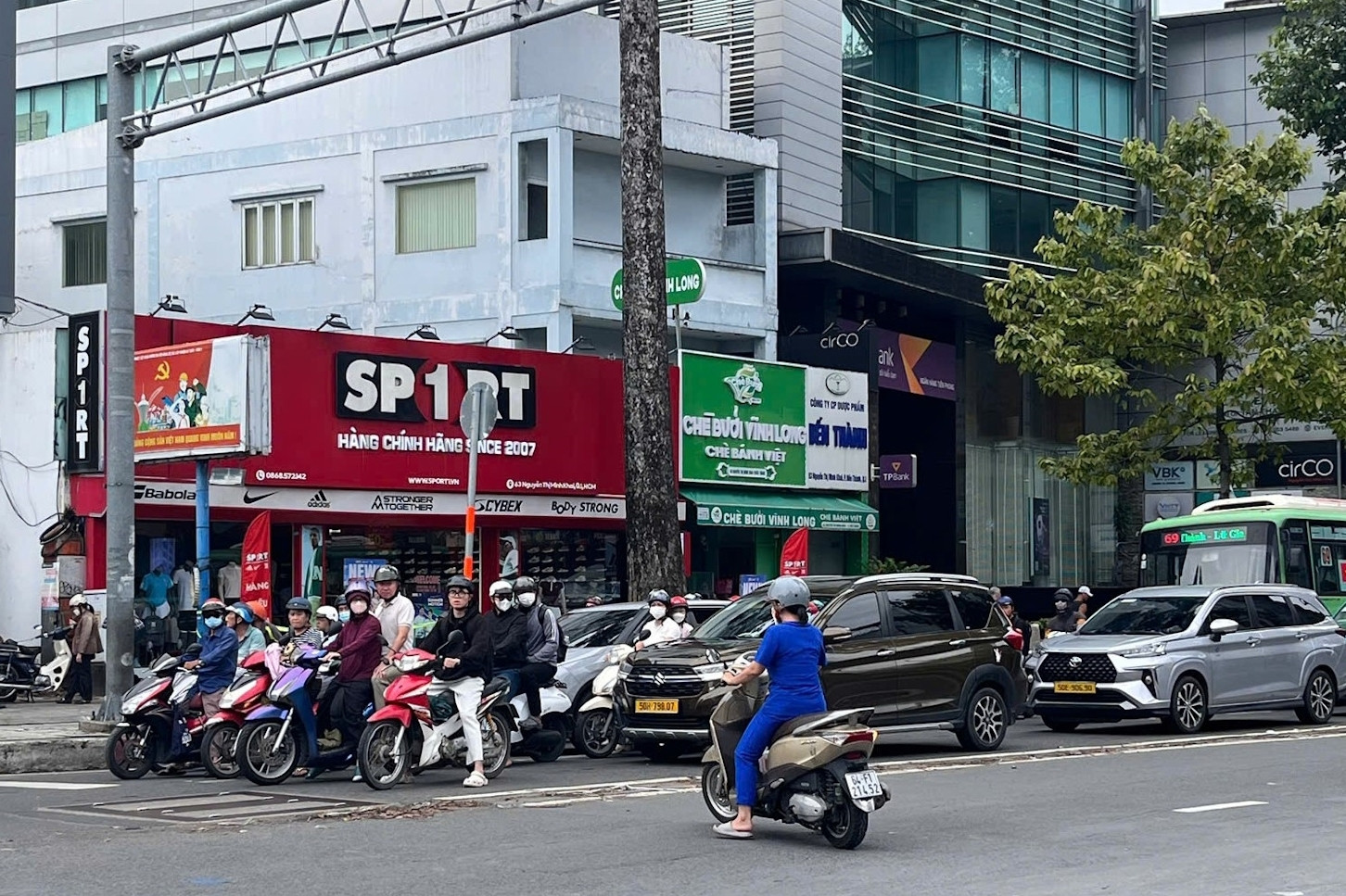 Ngày đầu phân luồng phục vụ metro số 2, người dân TPHCM lúng túng