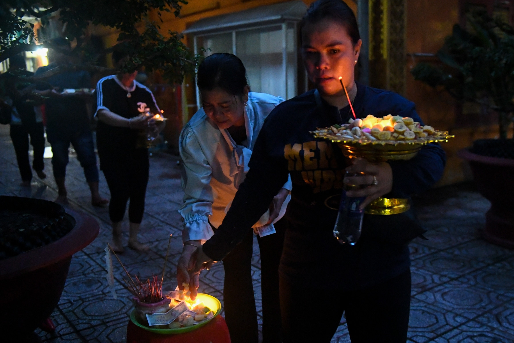 Người dân dâng cơm vắt từ sáng sớm mùa lễ Sene Dolta tại chùa Khmer TPHCM