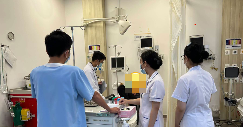 Người đàn ông trẻ cấp cứu sau bữa ăn với hải sản