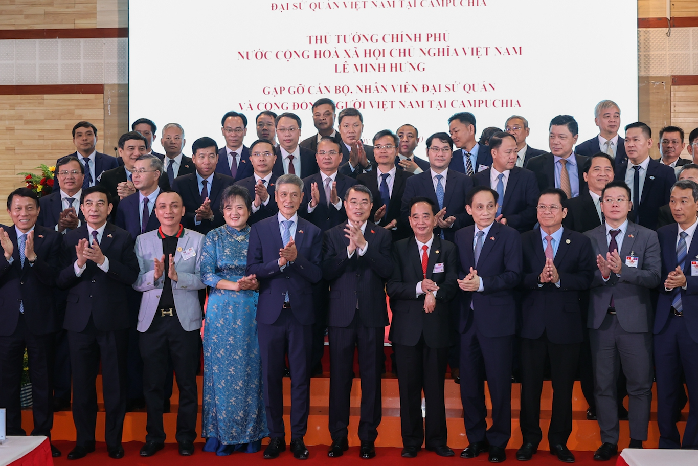 Thủ tướng gặp cộng đồng và các cơ quan đại diện Việt Nam tại Campuchia