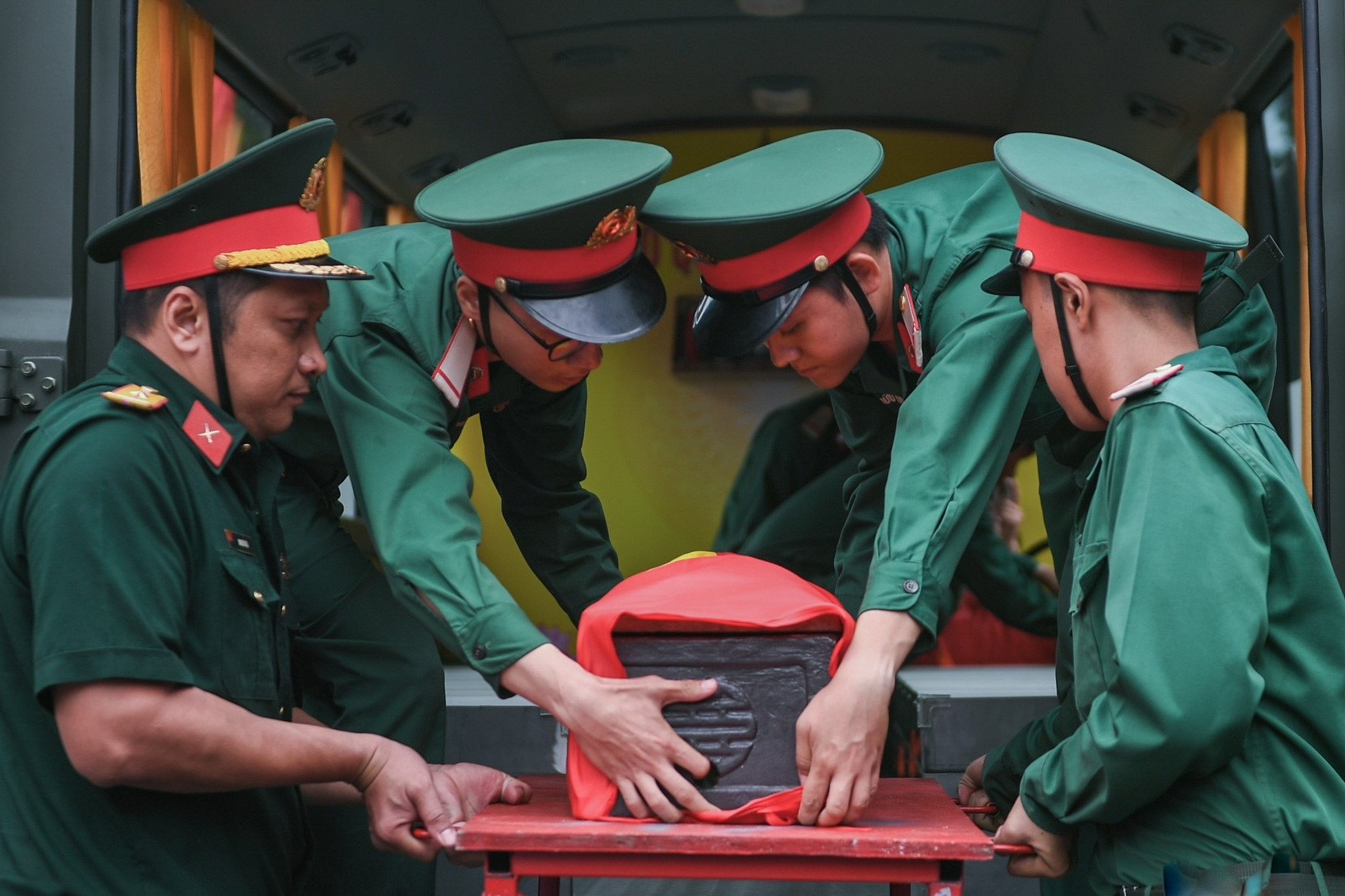 Trang nghiêm sơ duyệt lễ truy điệu hài cốt liệt sĩ tại công viên Lê Thị Riêng