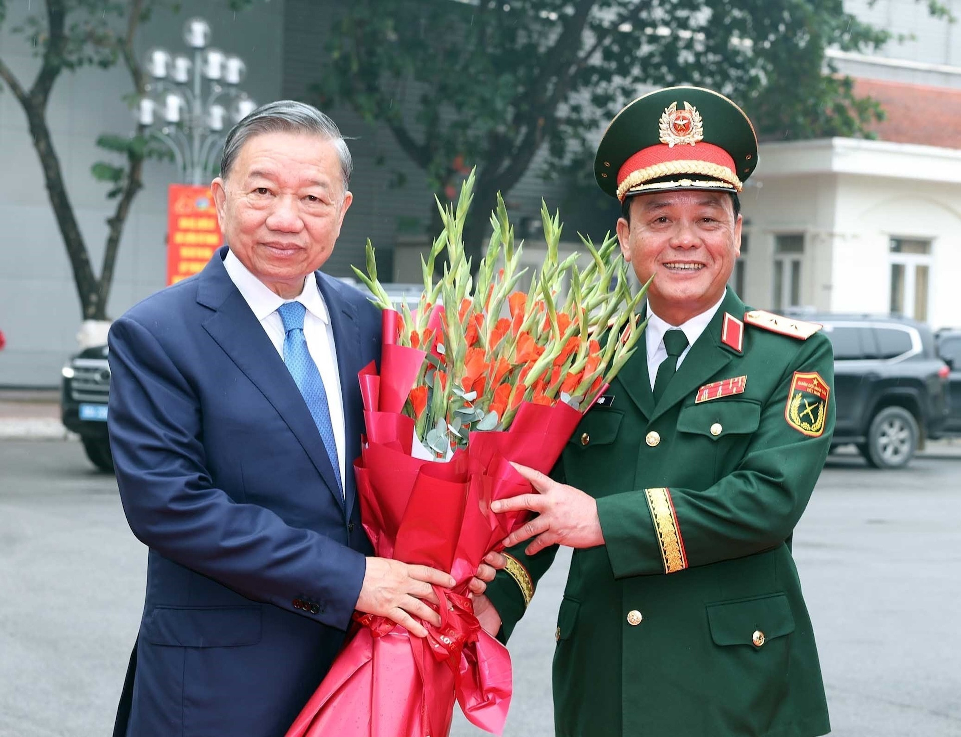 Trung tướng Đào Văn Nhận, Uỷ viên Ban Thường vụ Thành uỷ, Tư lệnh Bộ Tư lệnh Thủ đô Hà Nội tặng hoa, chào đón Tổng Bí thư, Chủ tịch nước Tô Lâm đến dự buổi lễ