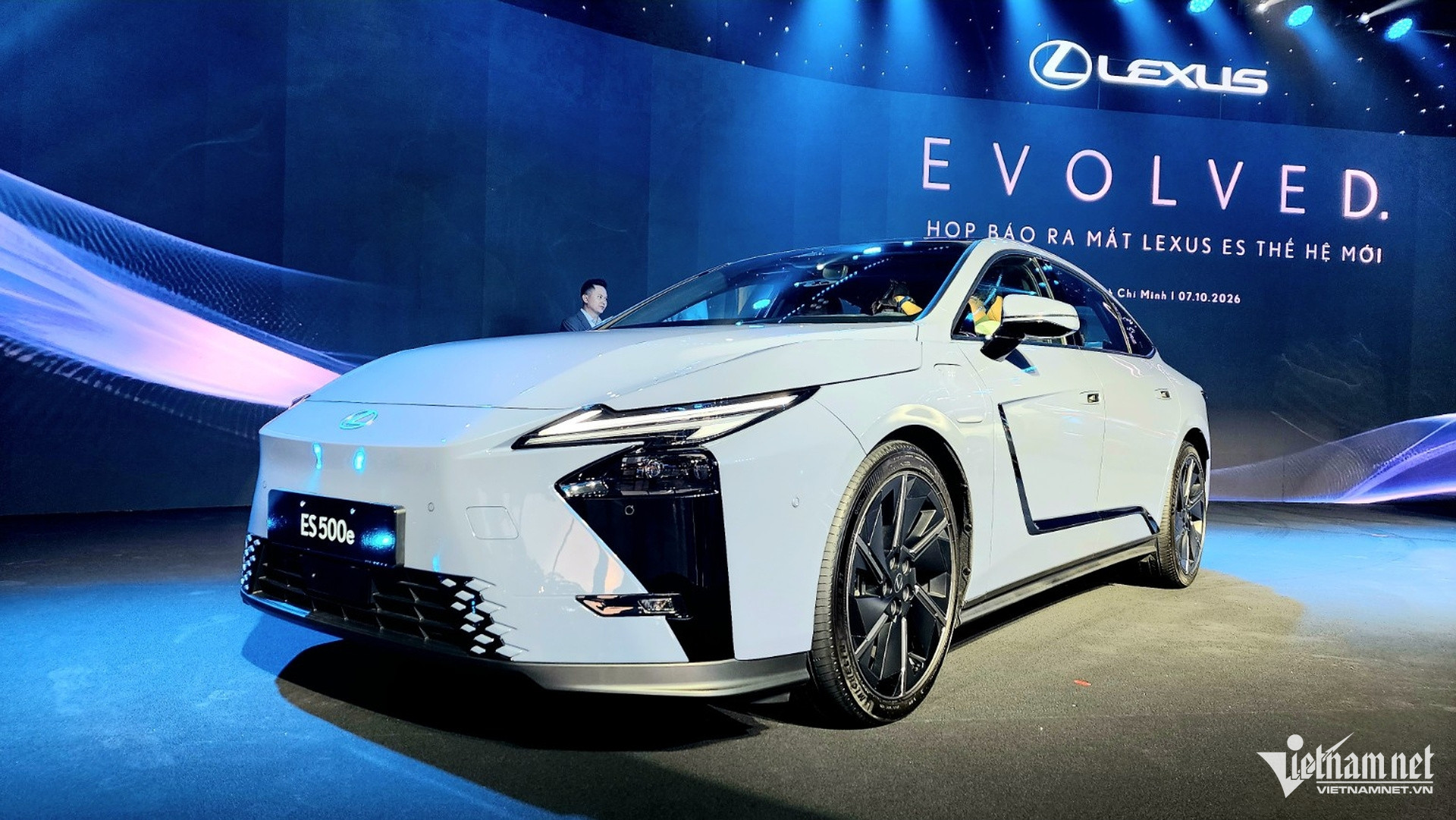 W-Lexus_ES_1920_1.jpg