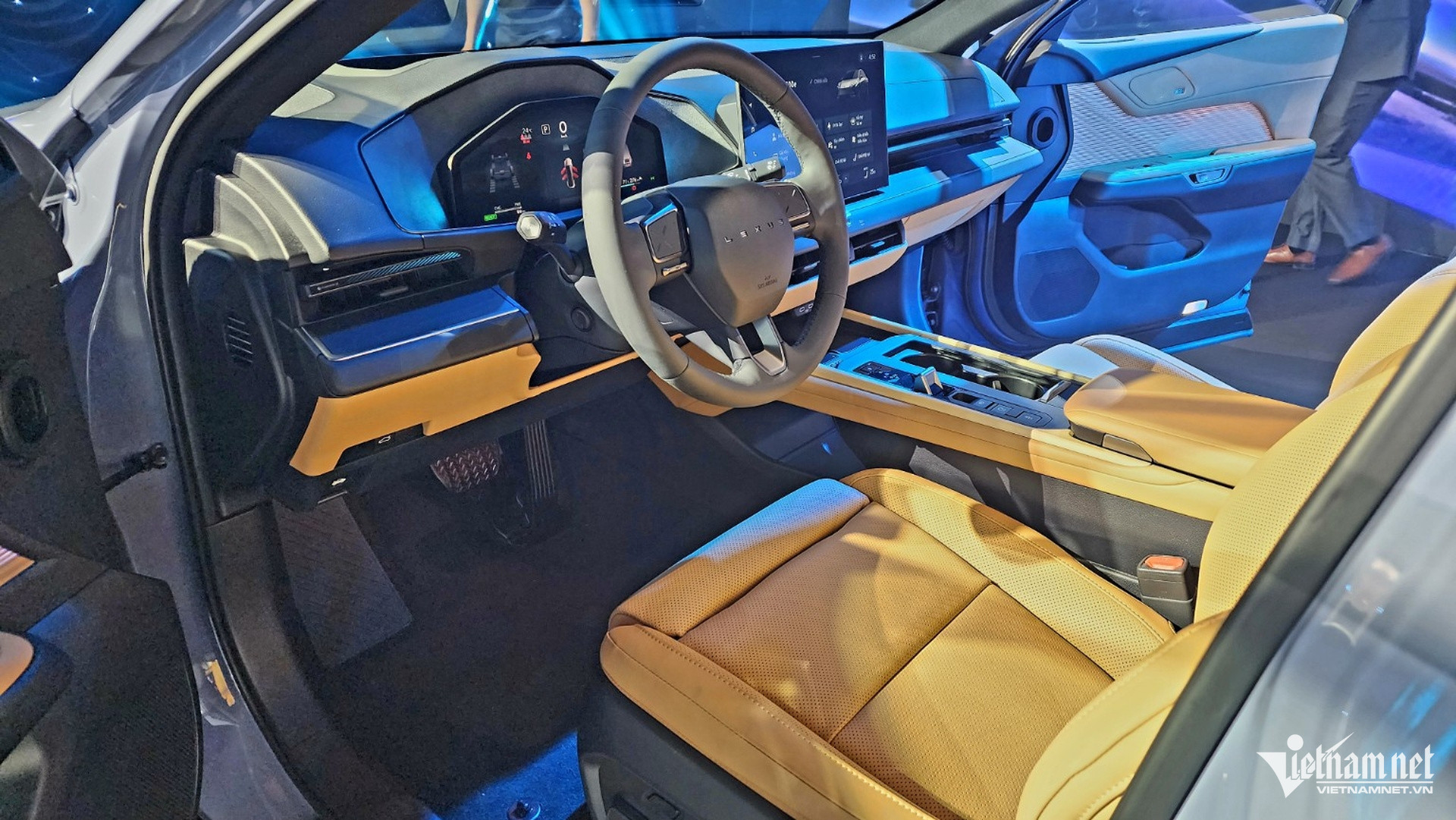 W-Lexus_ES_1920_2.jpg