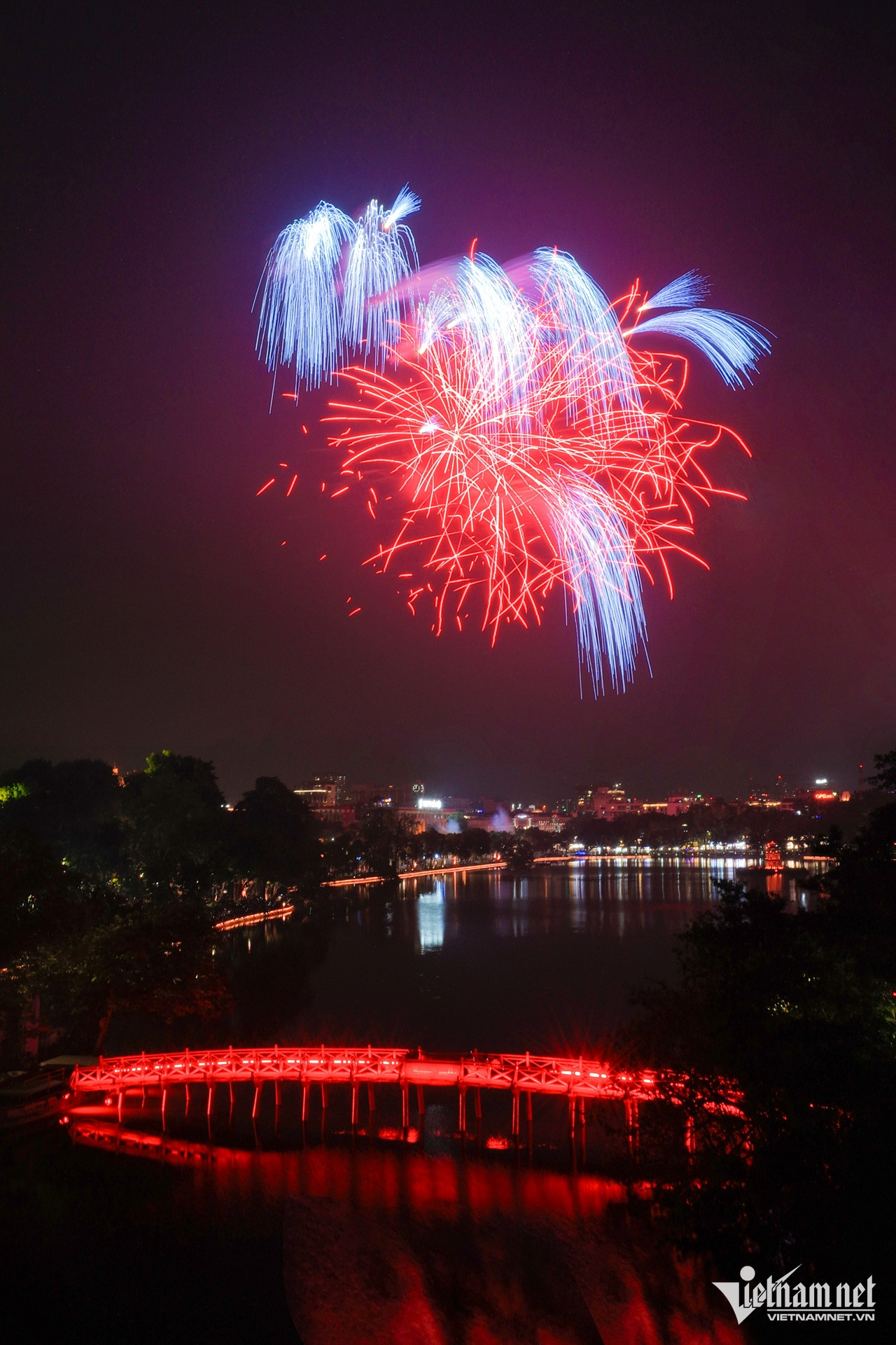 https://static-images.vnncdn.net/vps_images_publish/000001/000003/2026/10/10/w-phao-hoa-38-3306.jpg