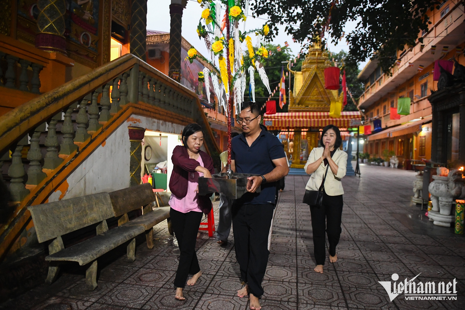 https://static-images.vnncdn.net/vps_images_publish/000001/000003/2026/10/10/w-sen-dolta-khmer-tphcm-nguyen-hue-14-901.jpg