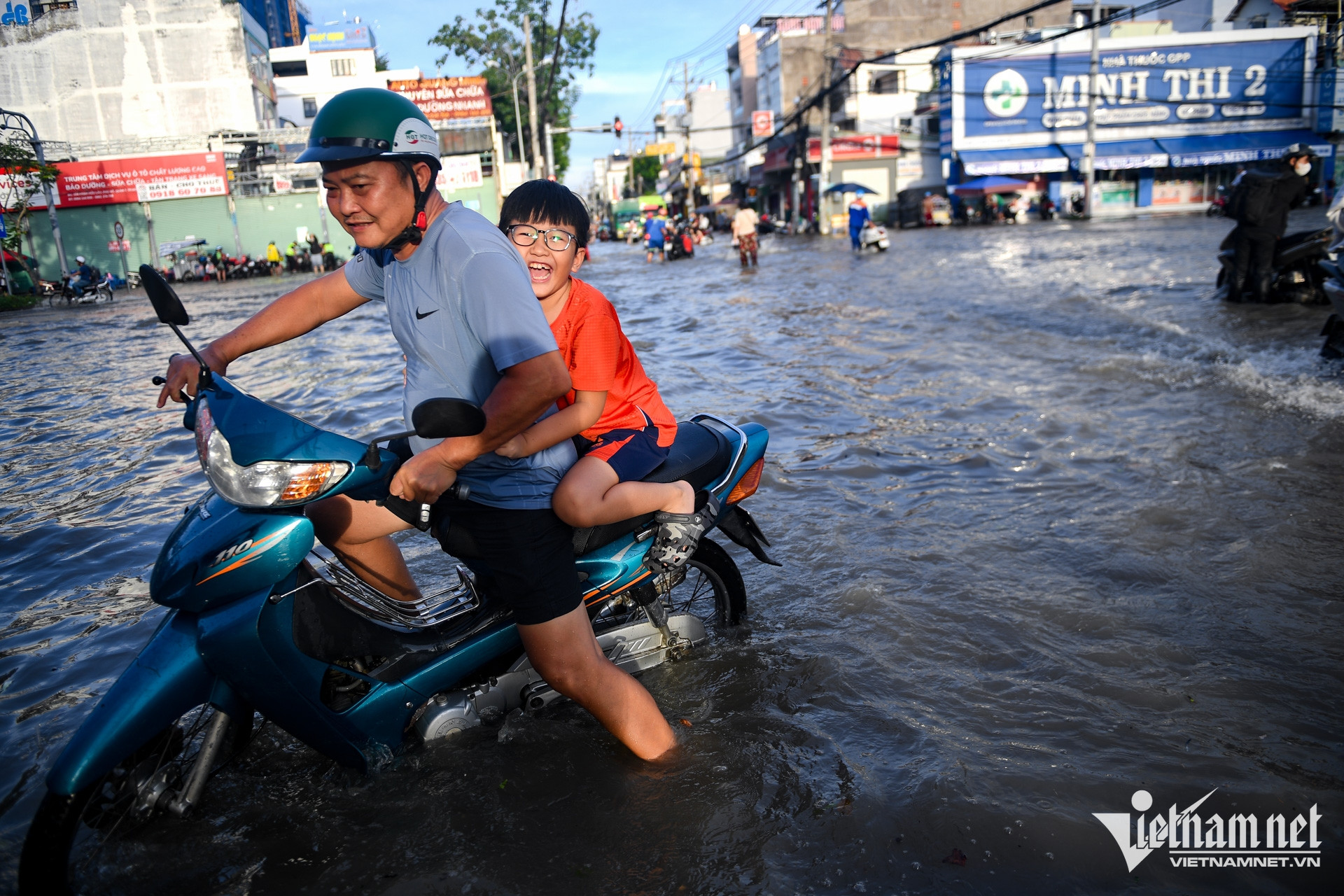 https://static-images.vnncdn.net/vps_images_publish/000001/000003/2026/10/10/w-trieu-cuong-ngap-tphcm-nguyen-hue-10-2046.jpg