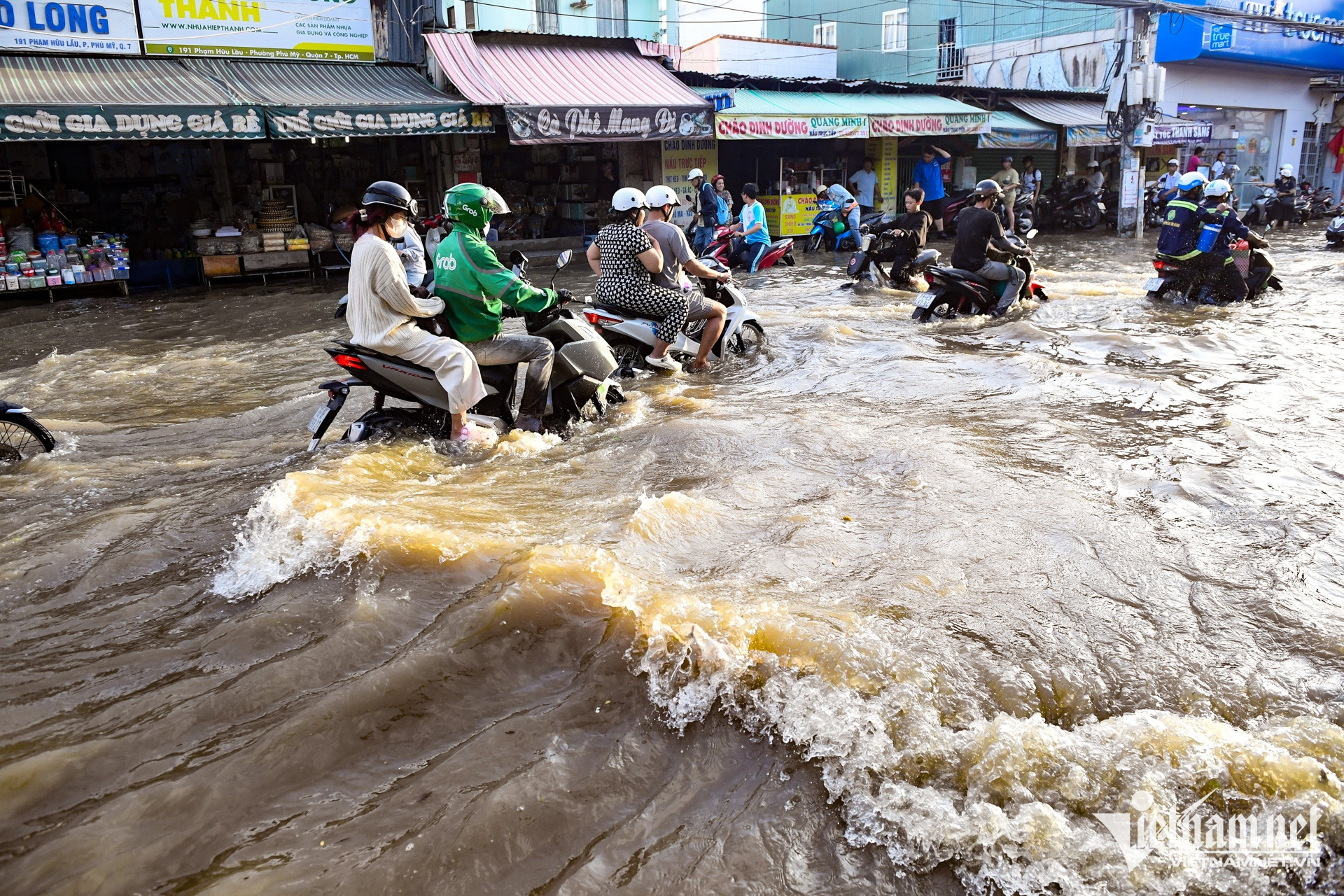 W-triều cường ngập TPHCM   nguyễn huế 13.jpg
