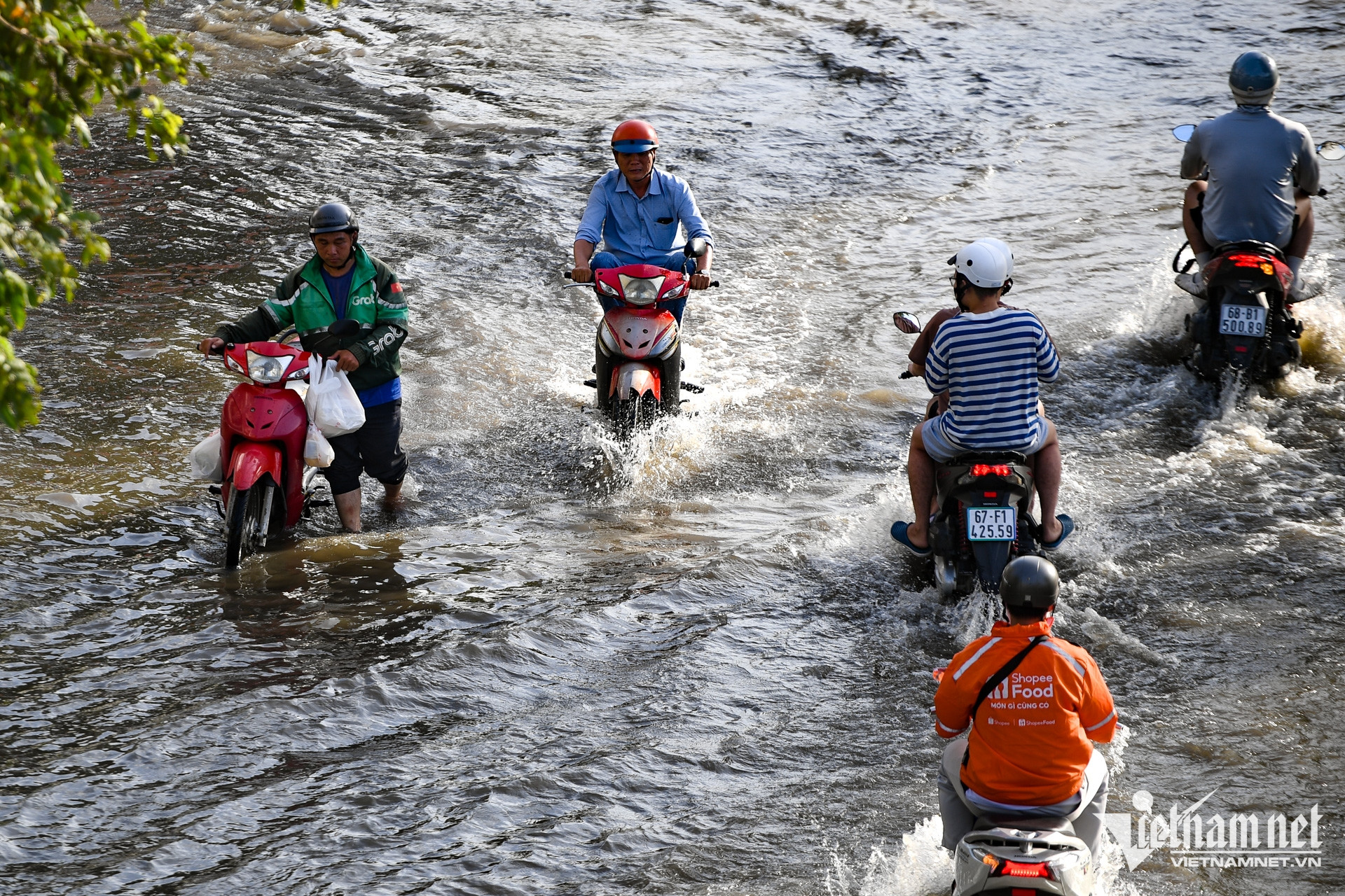 https://static-images.vnncdn.net/vps_images_publish/000001/000003/2026/10/10/w-trieu-cuong-ngap-tphcm-nguyen-hue-2-2056.jpg