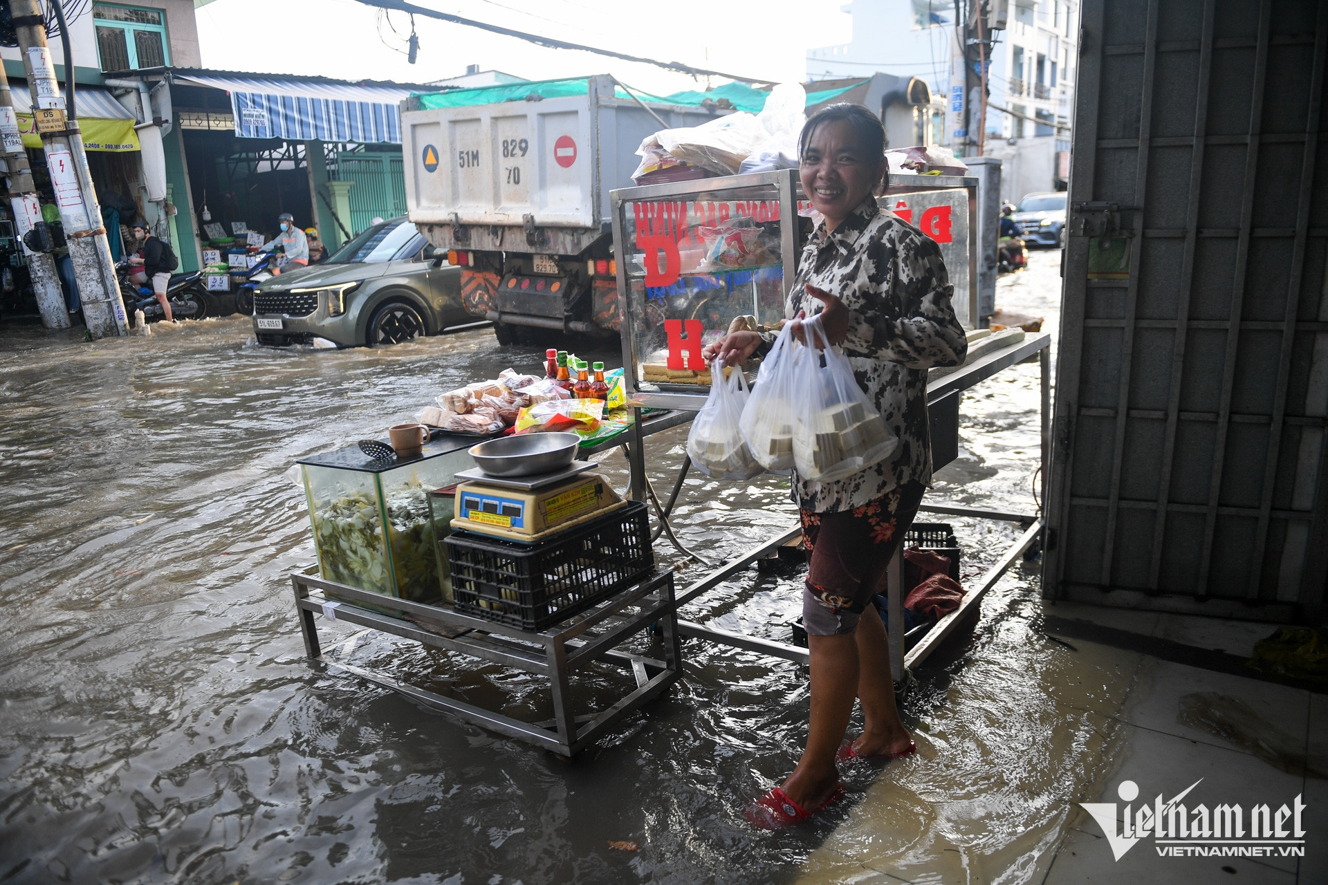 https://static-images.vnncdn.net/vps_images_publish/000001/000003/2026/10/10/w-trieu-cuong-ngap-tphcm-nguyen-hue-20-2045.jpg