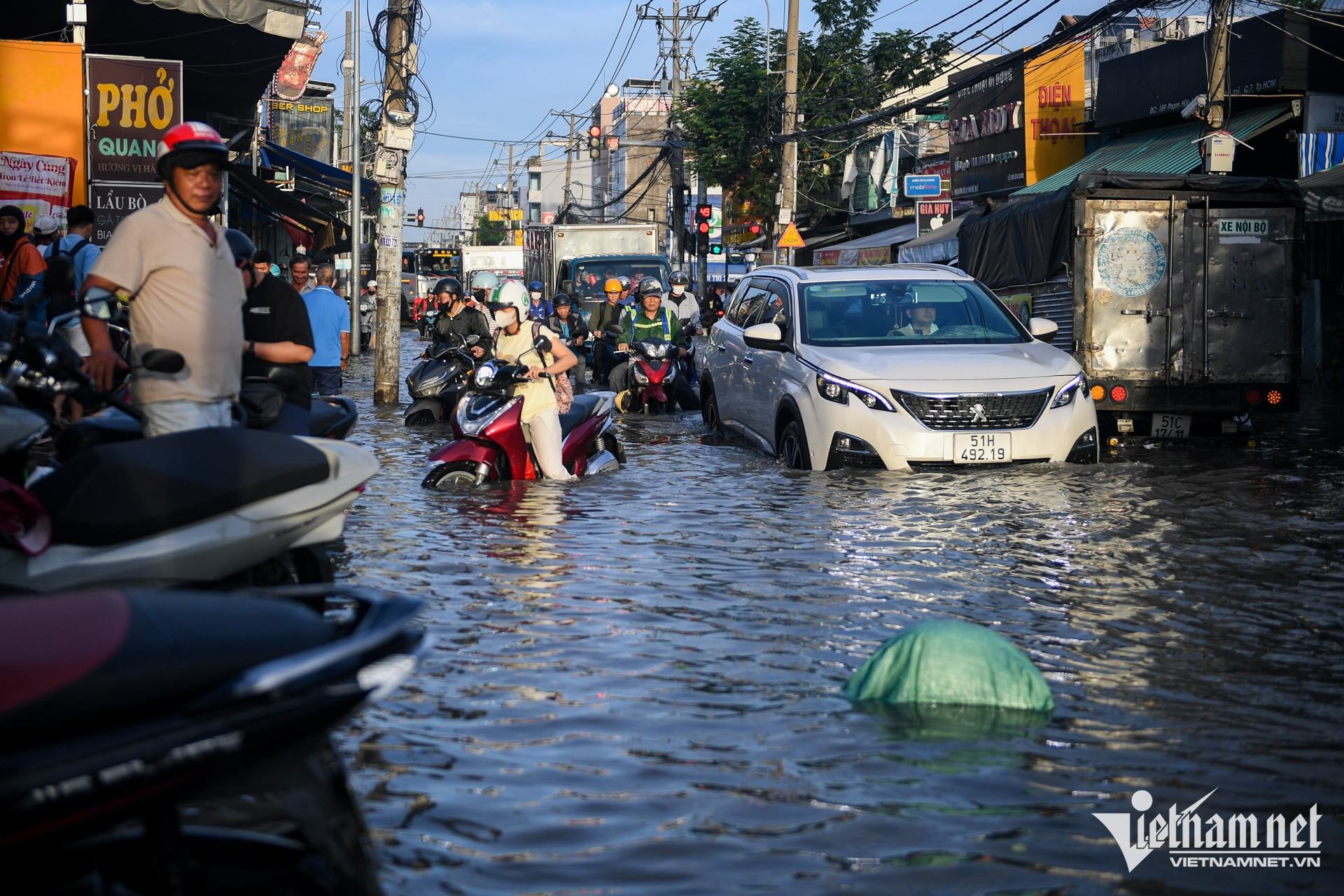 https://static-images.vnncdn.net/vps_images_publish/000001/000003/2026/10/10/w-trieu-cuong-ngap-tphcm-nguyen-hue-25-2041.jpg