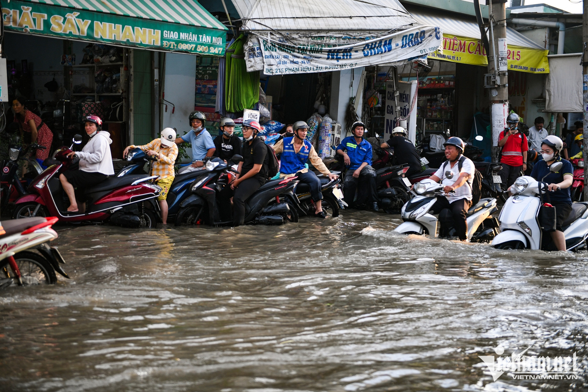 W-triều cường ngập TPHCM   nguyễn huế 27.jpg