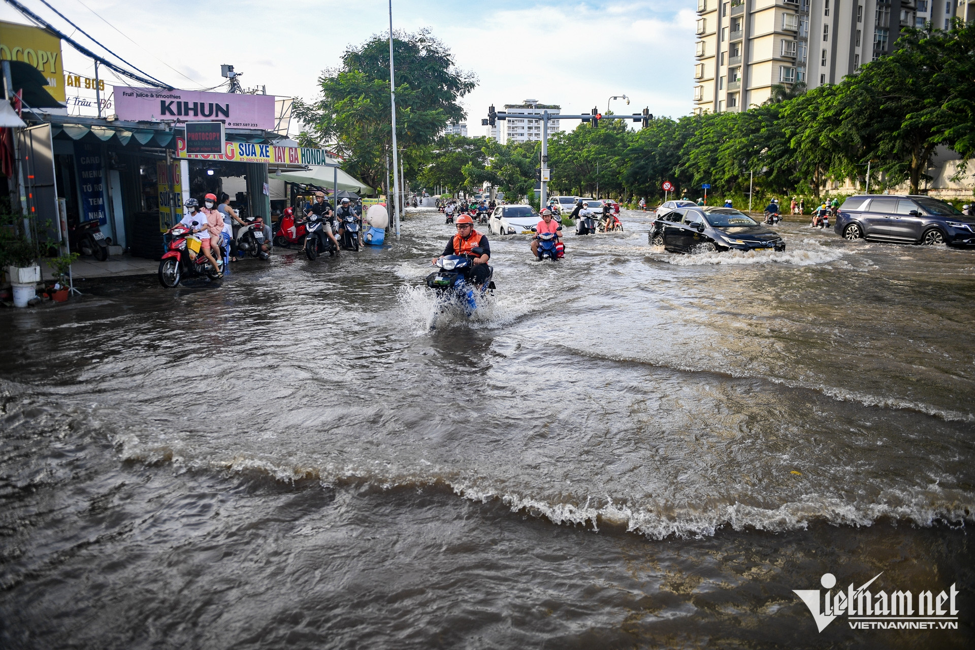 https://static-images.vnncdn.net/vps_images_publish/000001/000003/2026/10/10/w-trieu-cuong-ngap-tphcm-nguyen-hue-5-2052.jpg
