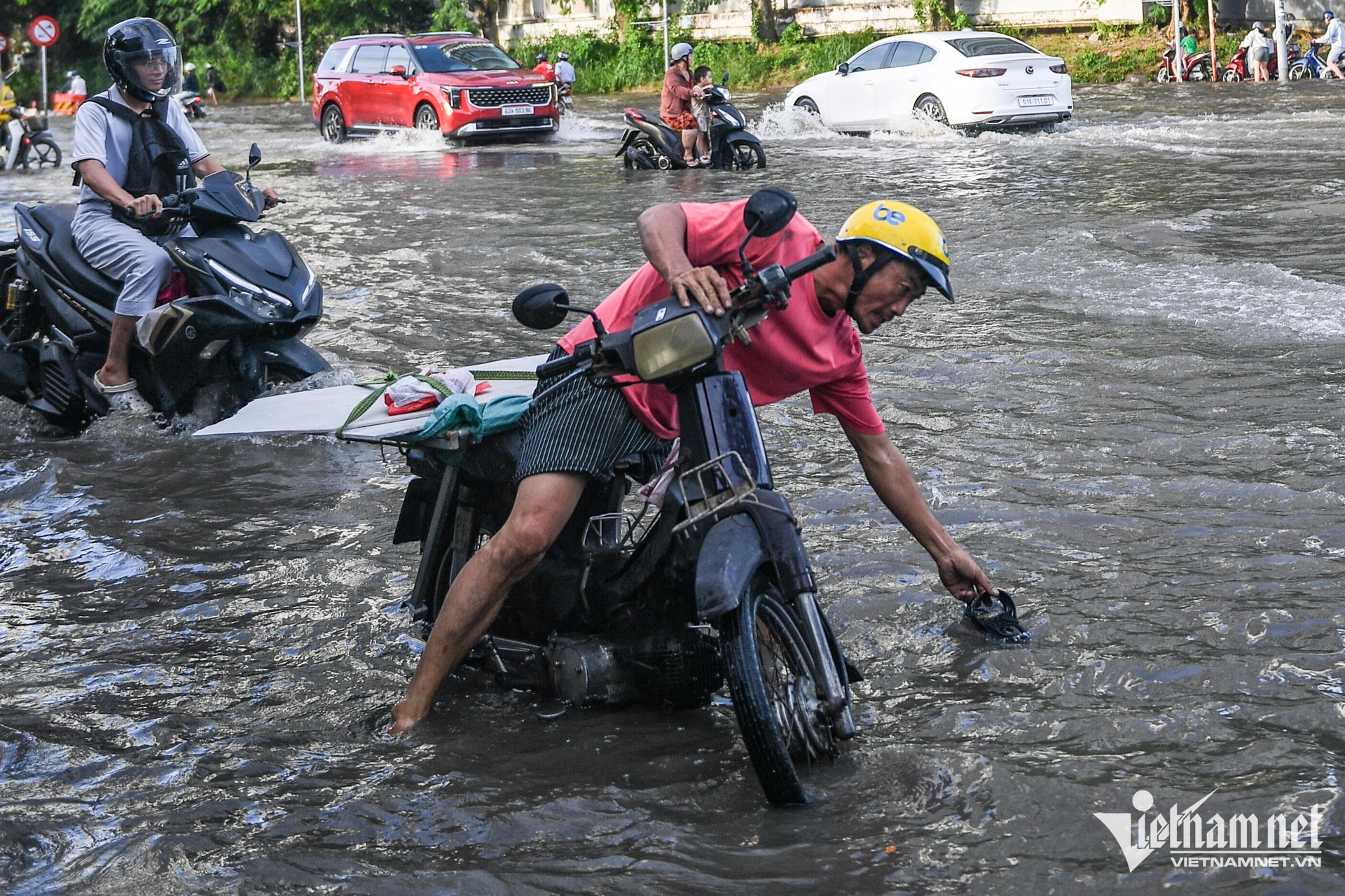 W-triều cường ngập TPHCM nguyễn huế 8.jpg