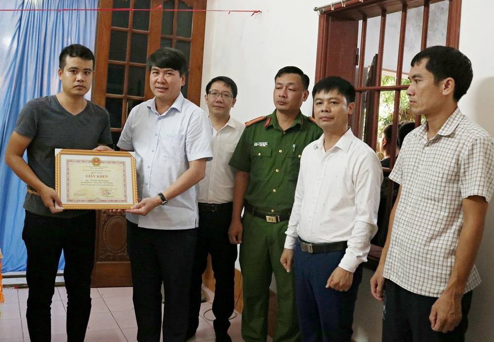 1110 Lanh dao xa truy tang giay khen cho nguoi dan ong cuu 2 chau nho (1).jpg