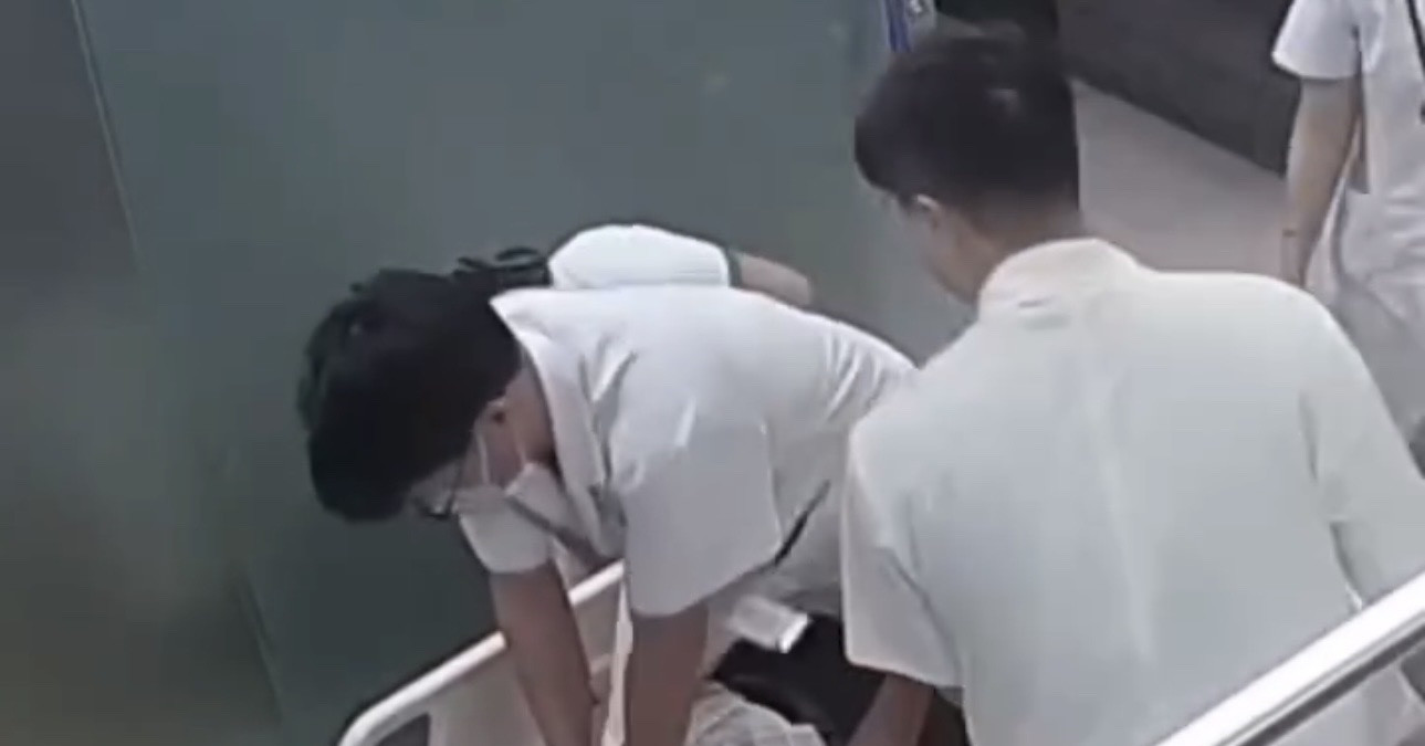 Bác sĩ trẻ trèo lên cáng ép tim cứu người đàn ông lúc nửa đêm