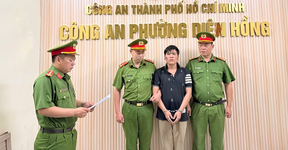 Bắt đối tượng rút dao đâm CSGT khi bị kiểm tra nồng độ cồn ở TPHCM