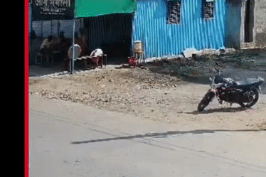 Bị tông trực diện, cô gái đi xe máy bám cản xe tải thoát chết