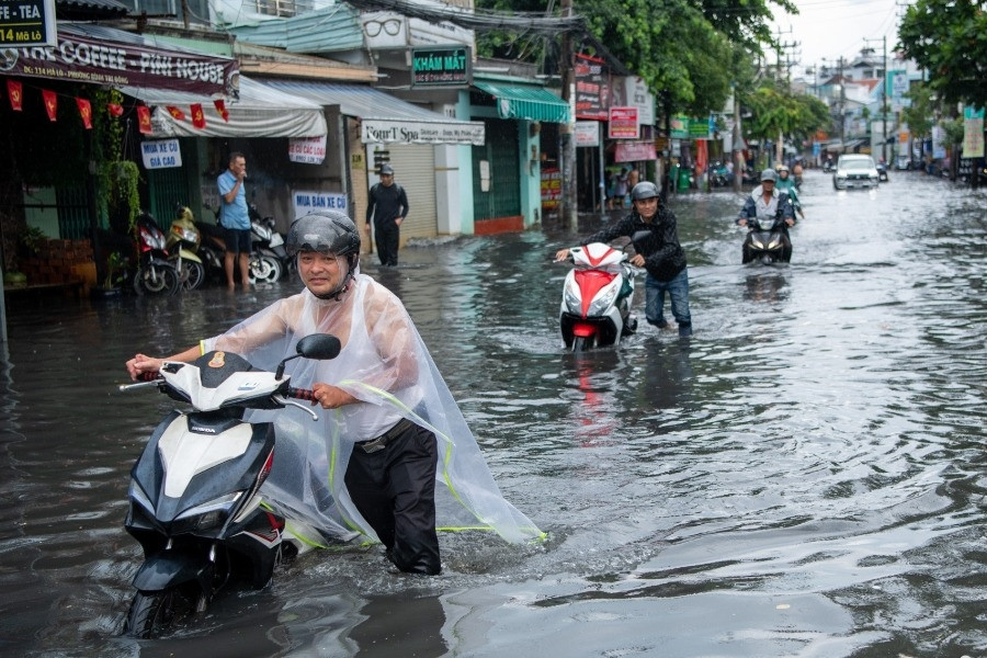 Chuỗi ngày mưa ngập, kẹt xe bủa vây: Nỗi khổ kép của người dân TPHCM