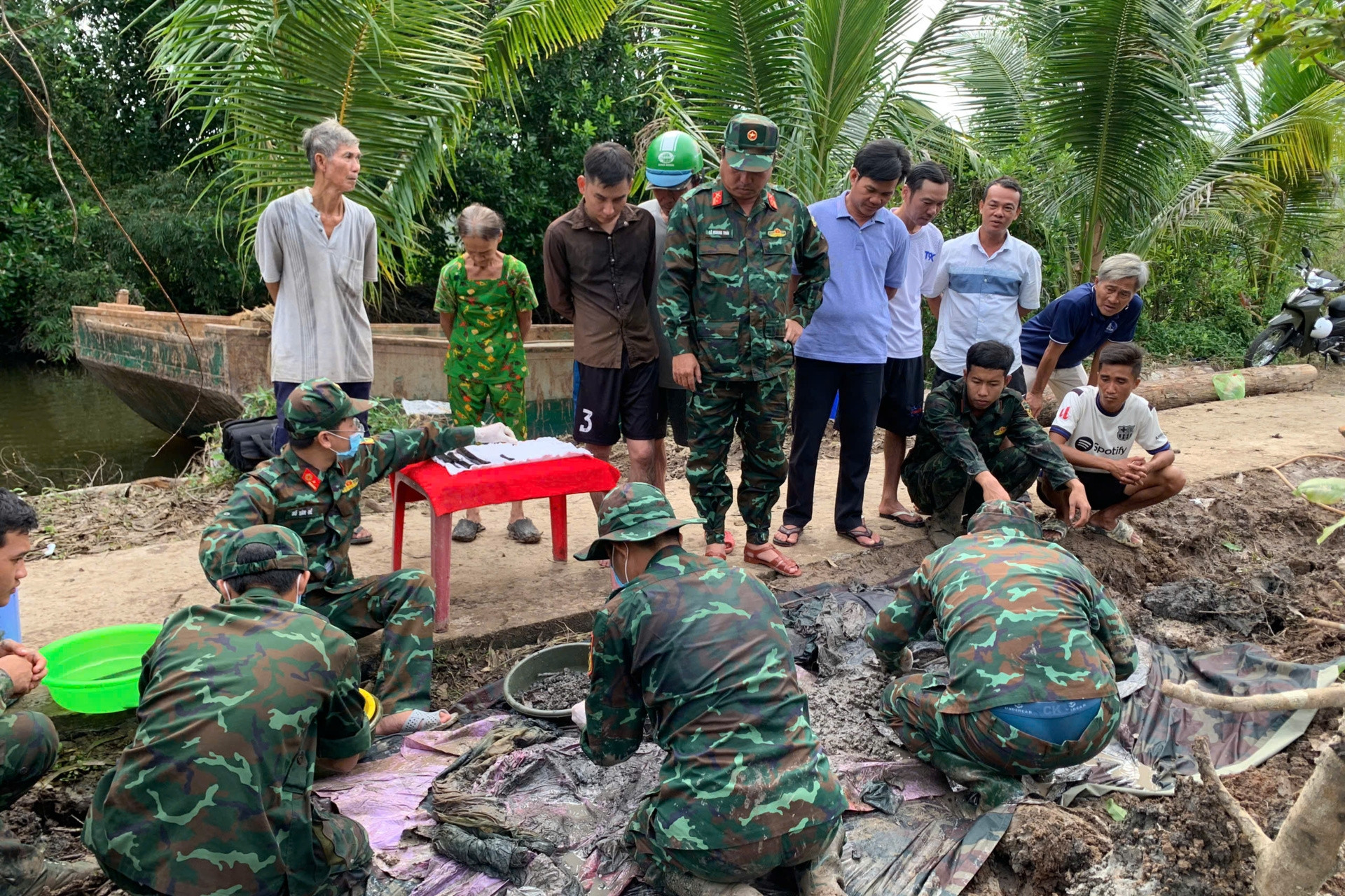 Đào tìm quanh trường học bỏ hoang, phát hiện 3 bộ hài cốt liệt sĩ