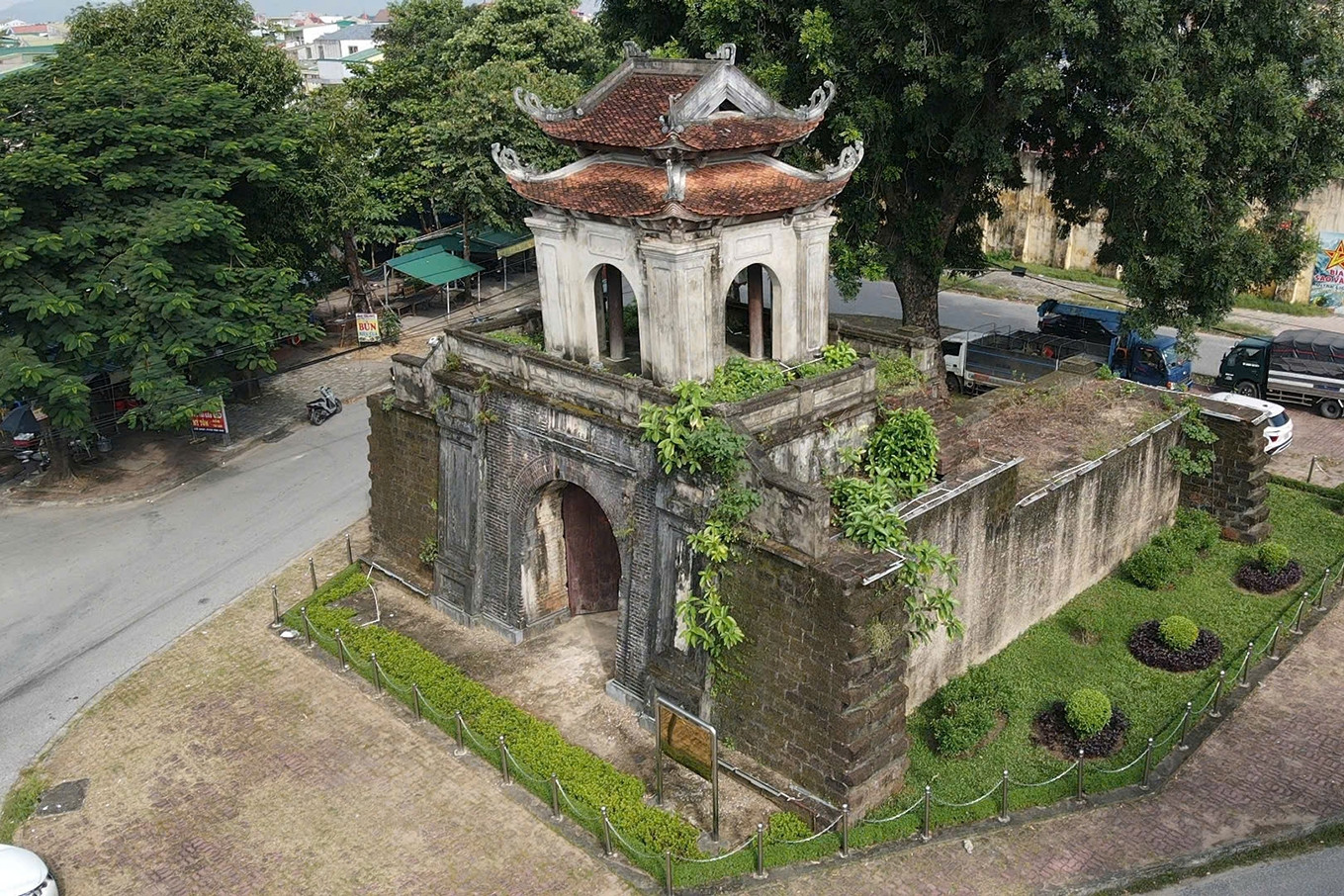 Dấu tích thành cổ hơn 200 năm giữa lòng đô thị