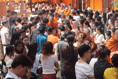Đồng bào Khmer ở TPHCM thành kính cúng dường trong lễ Sene Dolta