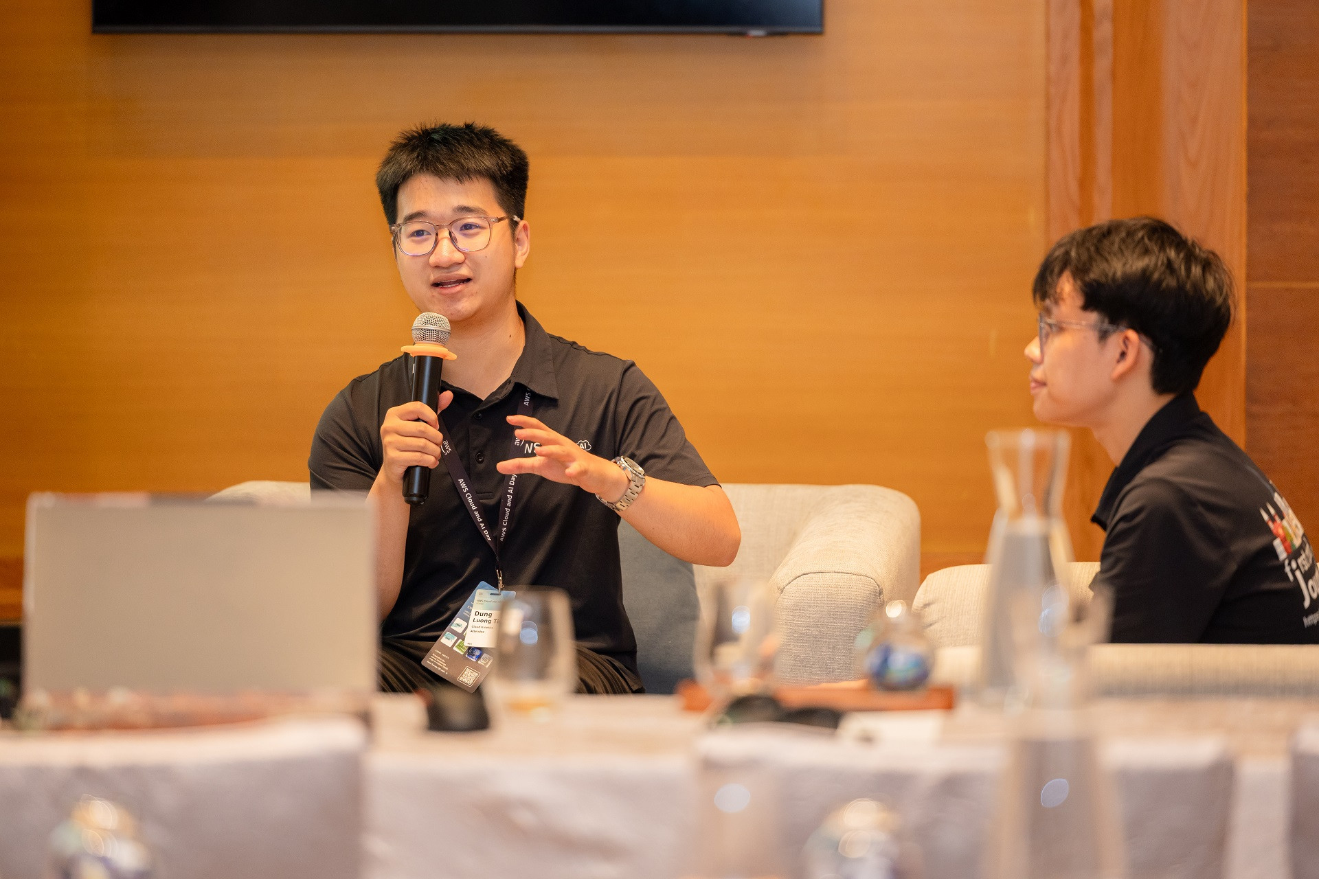 https://static-images.vnncdn.net/vps_images_publish/000001/000003/2026/10/11/loung-tien-dung-l-and-nguyen-duc-manh-r-two-fcaj-learners-at-aws-cloud-and-ai-hanoi-day-1-80.jpg