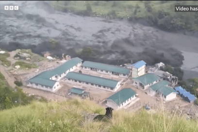 Lũ quét cuốn trôi nhiều nhà cửa, cầu đường ở Nepal