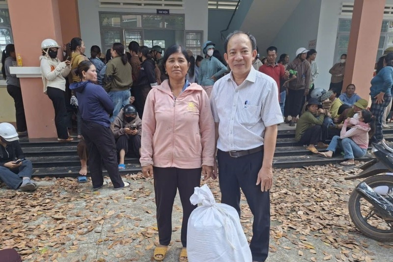 Ngôi trường vùng biên Gia Lai phát gạo, tiền hỗ trợ cho 751 học sinh