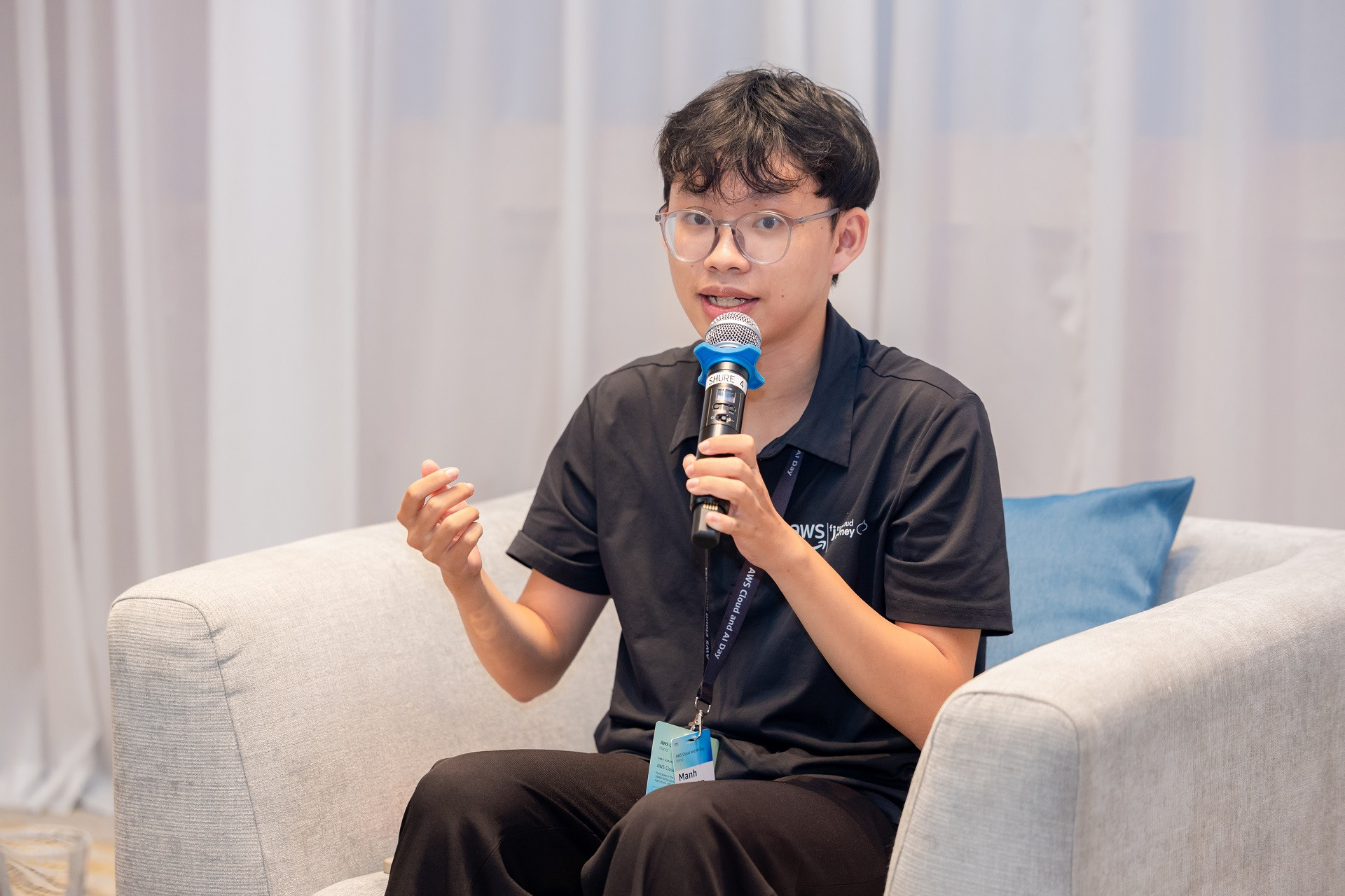 https://static-images.vnncdn.net/vps_images_publish/000001/000003/2026/10/11/nguyen-duc-manh-an-fcaj-learner-at-aws-cloud-and-ai-hanoi-day-2-81.jpg