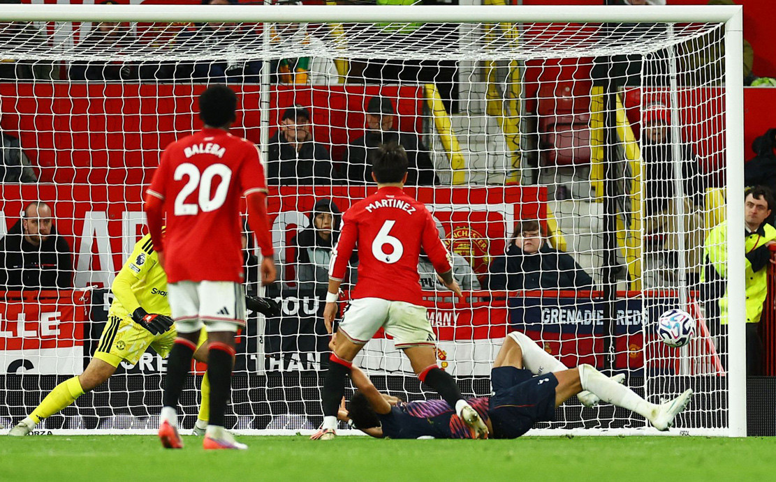 resources_premierleague_pulselive_com 2026 10 10T182007Z_1794739194_UP1EMAA1EXITJ_RTRMADP_3_SOCCER ENGLAND MUN TOT (2).jpg