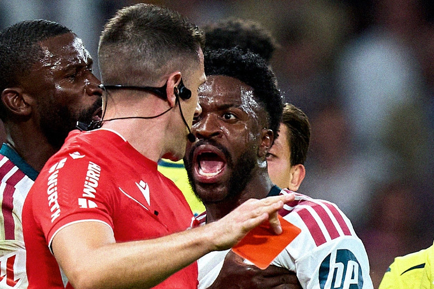 Rudiger chật vật ngăn Vinicius tấn công trọng tài