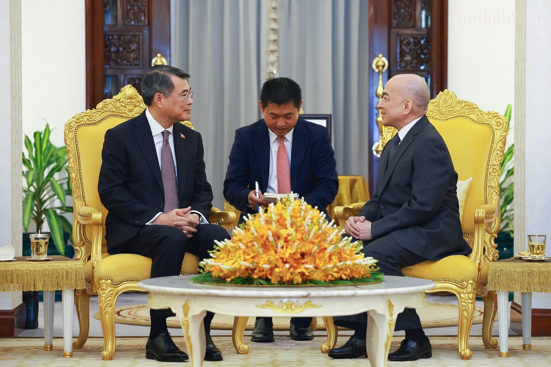 https://static-images.vnncdn.net/vps_images_publish/000001/000003/2026/10/11/thu-tuong-le-minh-hung-chao-quoc-vuong-norodom-sihamoni-731.png