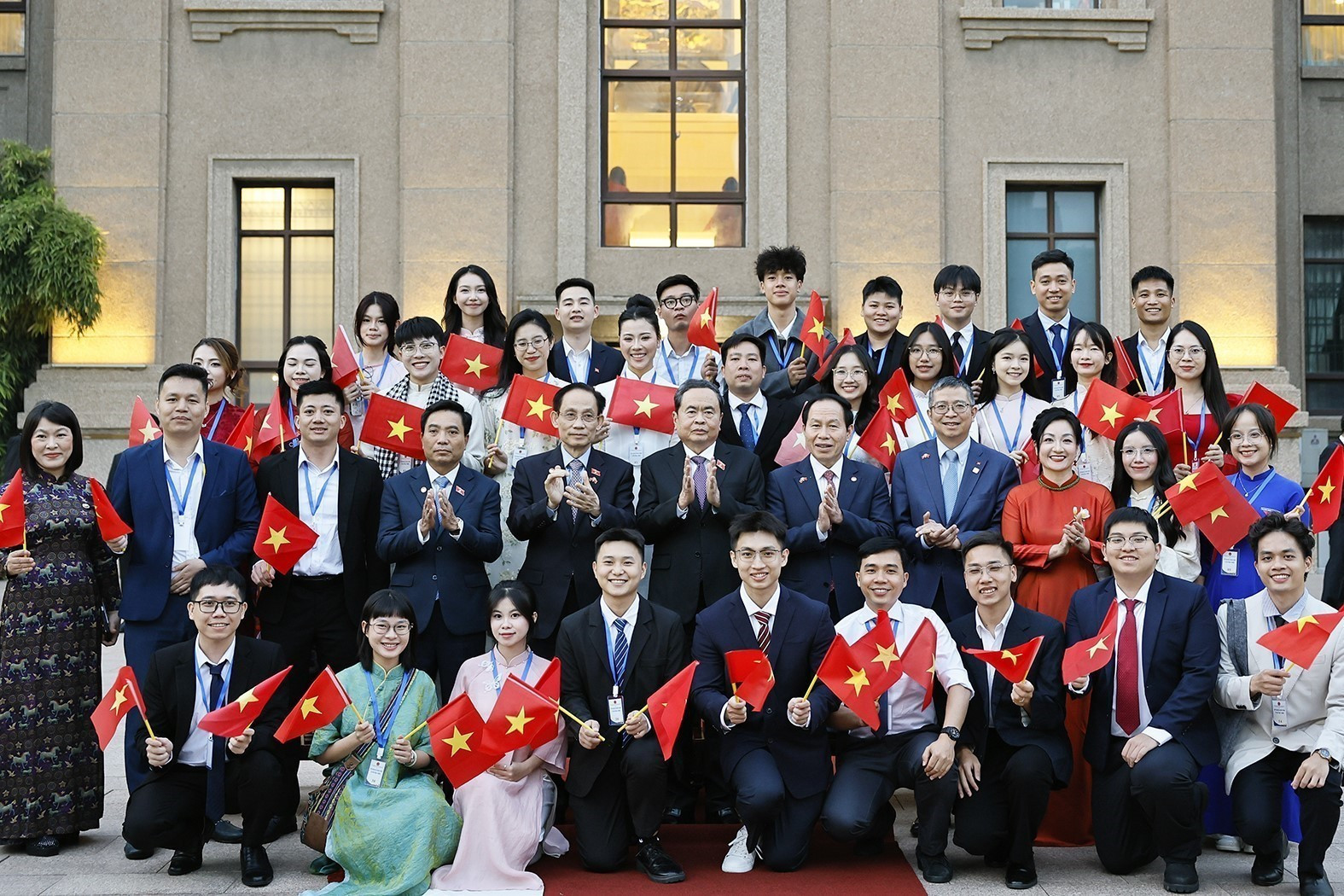 vnapotalchutichquochoitranthanhmangapgocongdongnguoivietnamtaitrungquoc9080846 1791721644252834821718.jpg