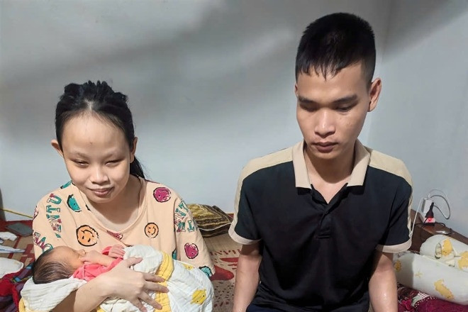 Vợ chồng khiếm thị chật vật nuôi con nhỏ, người bà gánh thêm nỗi lo