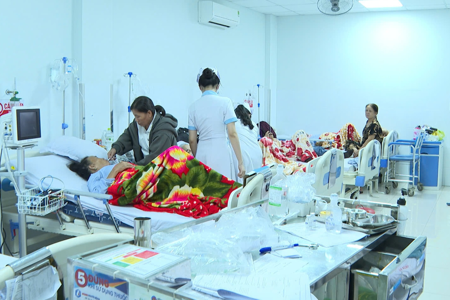 135 người nghi ngộ độc sau ăn bánh mì, Quảng Ngãi chỉ đạo khẩn