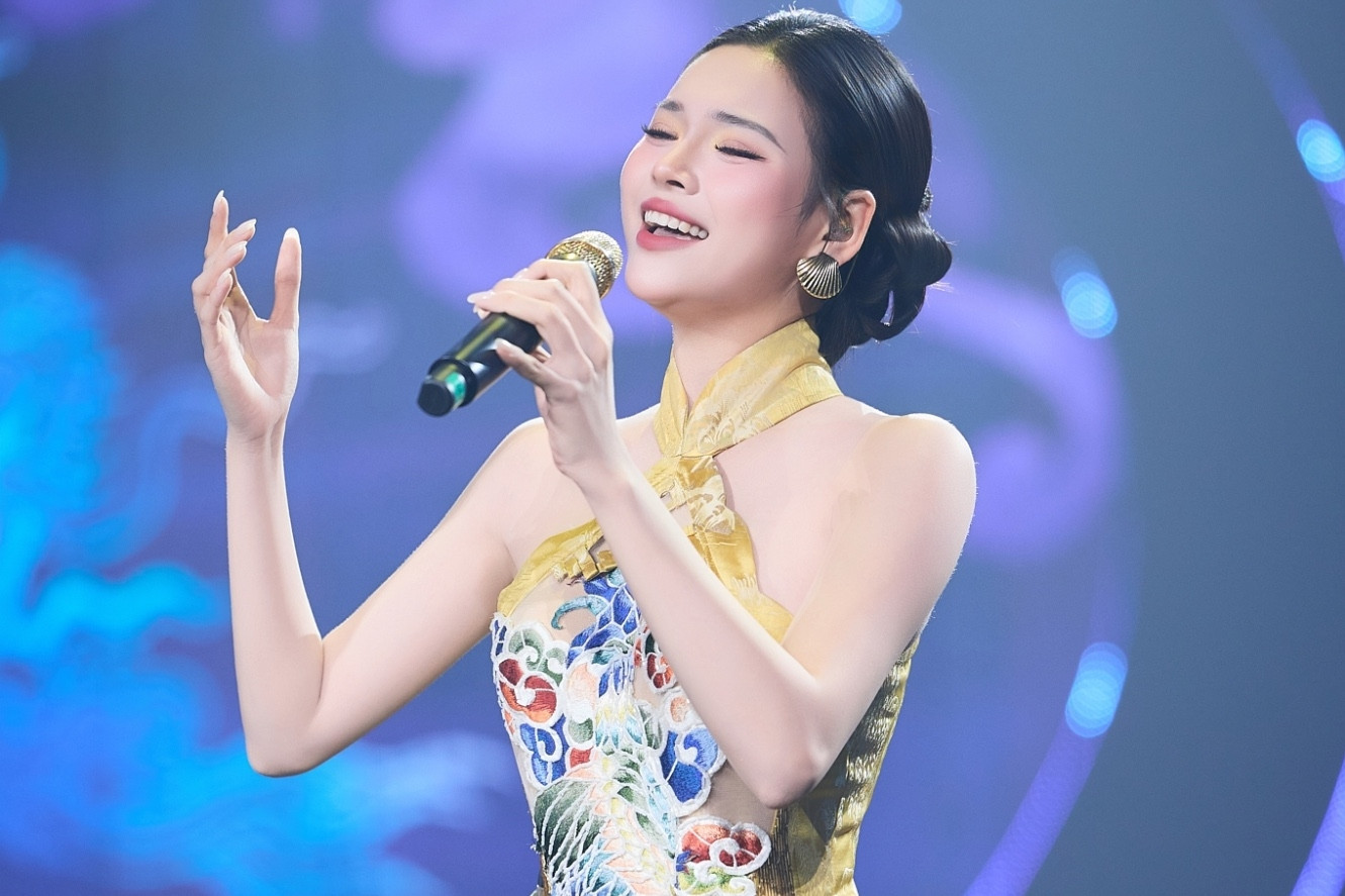Ca sĩ quê Bắc Ninh được Mỹ Linh khen 'có thanh lẫn sắc' trên sóng VTV là ai?
