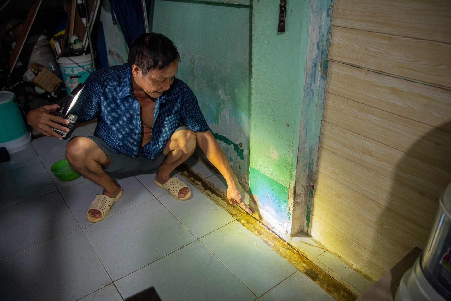 Cảnh tượng 'lạ' ở TPHCM: Người dân tự đào rãnh trong nhà để chống chọi mùa triều cường
