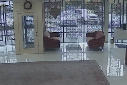 Chủ tiệm vàng nổ súng, nhóm cướp hốt hoảng 'tay trắng' bỏ chạy