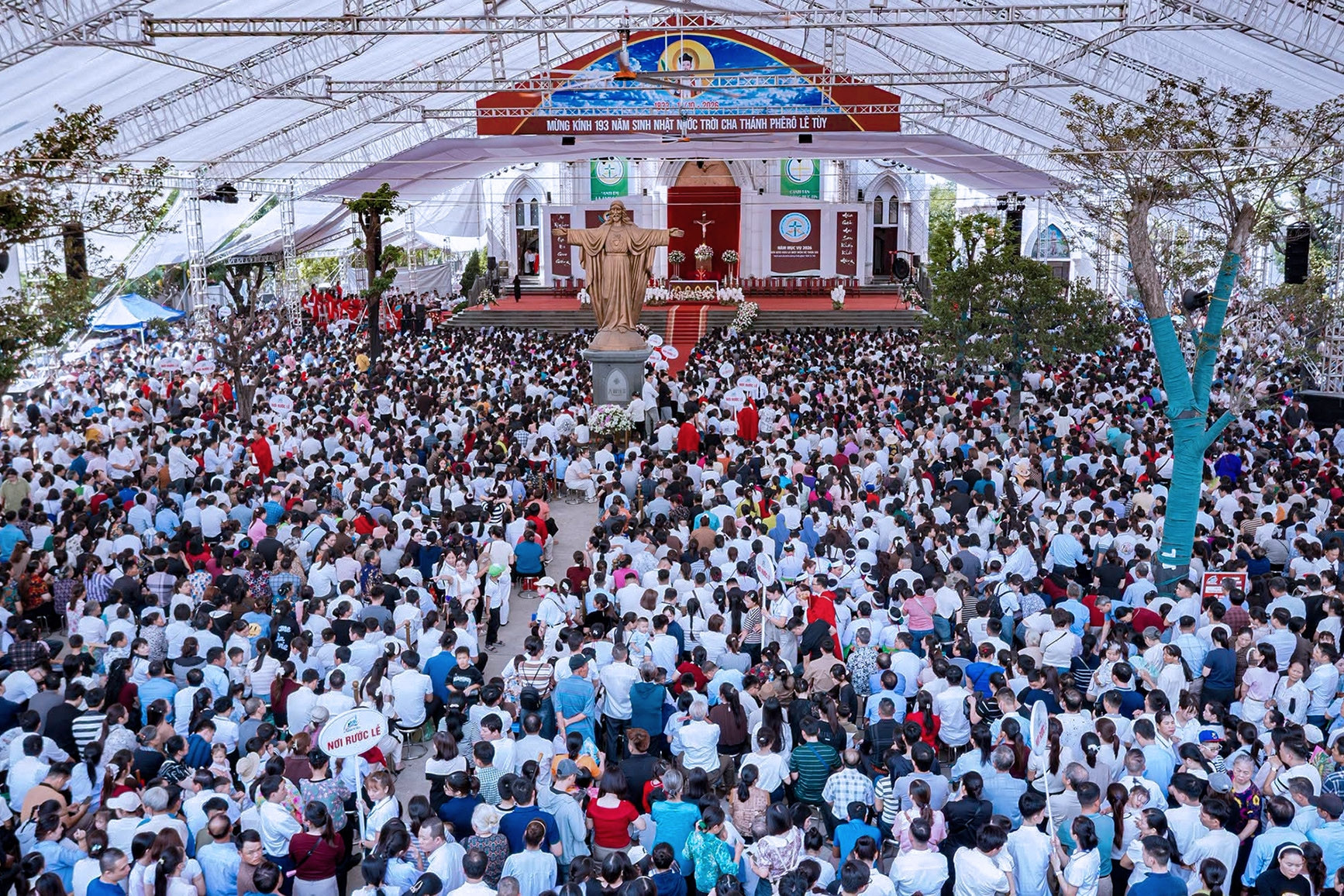 Hơn 15.000 người tham gia đại lễ 193 năm ngày mất của Thánh Phê-rô Lê Tùy