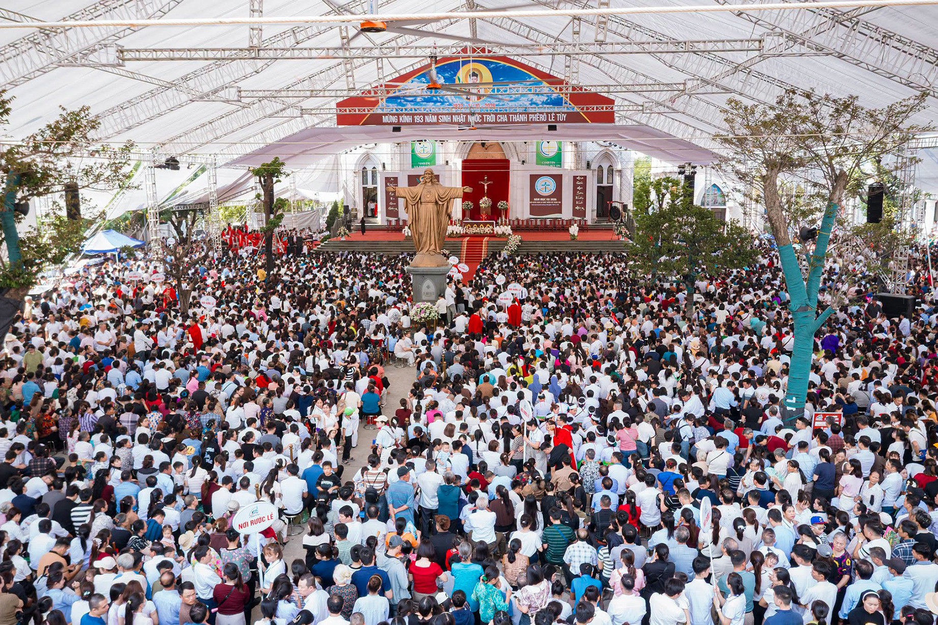 Hơn 15.000 người tham gia đại lễ 193 năm ngày mất của Thánh Phê-rô Lê Tùy