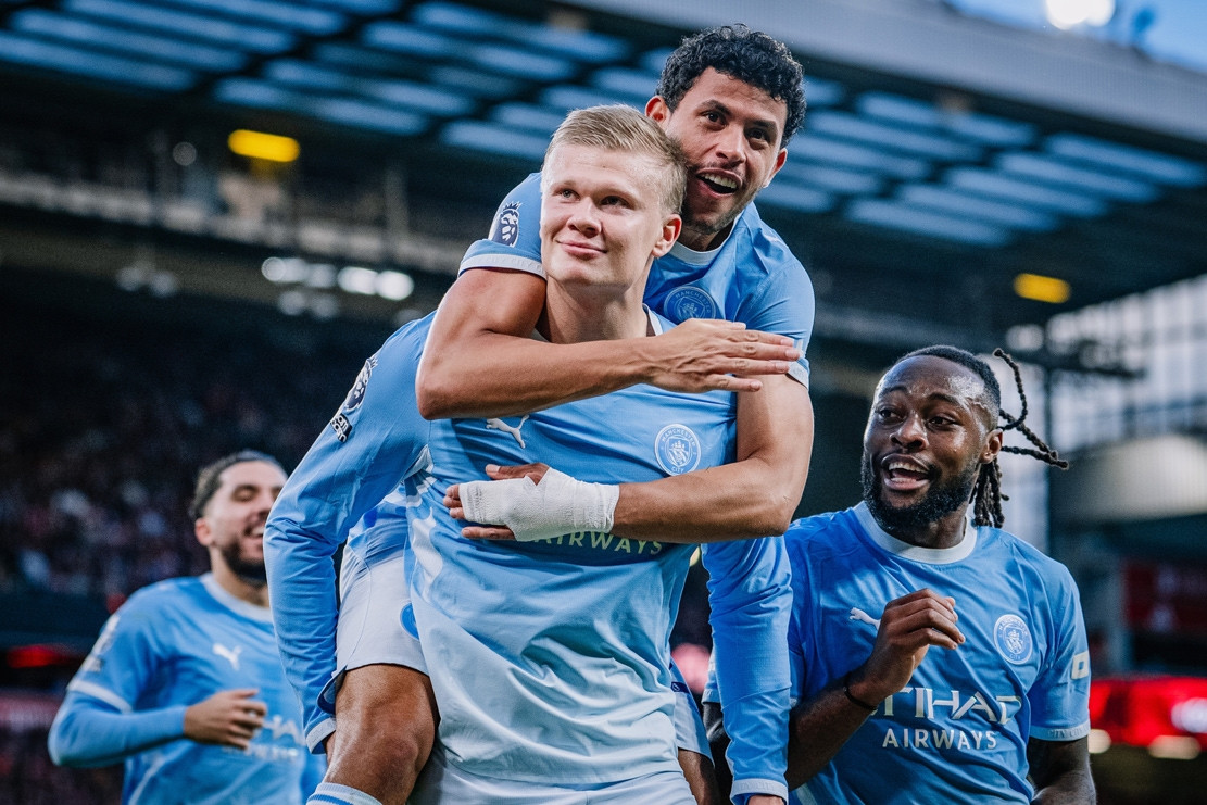 Man City đánh gục Liverpool nhờ chơi hơn người