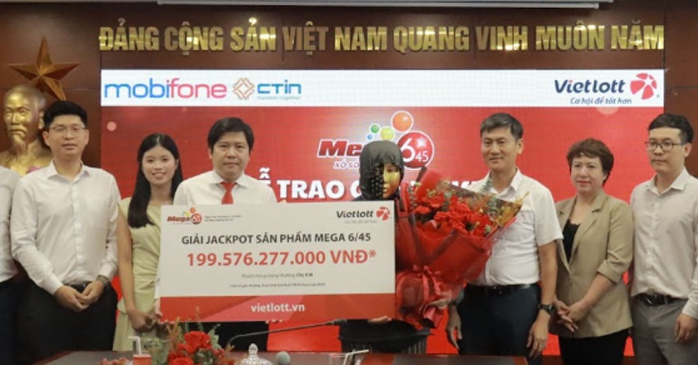 Một phụ nữ ở An Giang trúng giải độc đắc Vietlo...