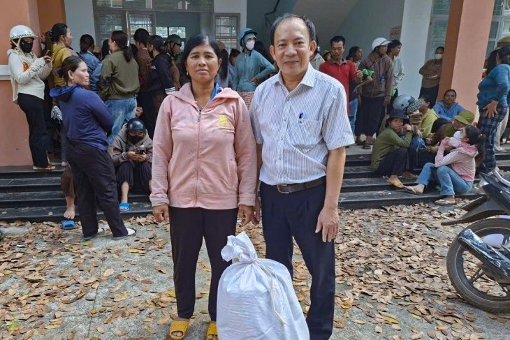 Ngôi trường vùng biên Gia Lai phát gạo, tiền hỗ trợ cho 751 học sinh