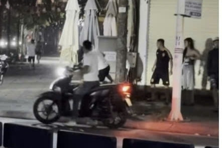Nhóm thanh niên nam nữ hỗn chiến giữa đường ở Hà Nội