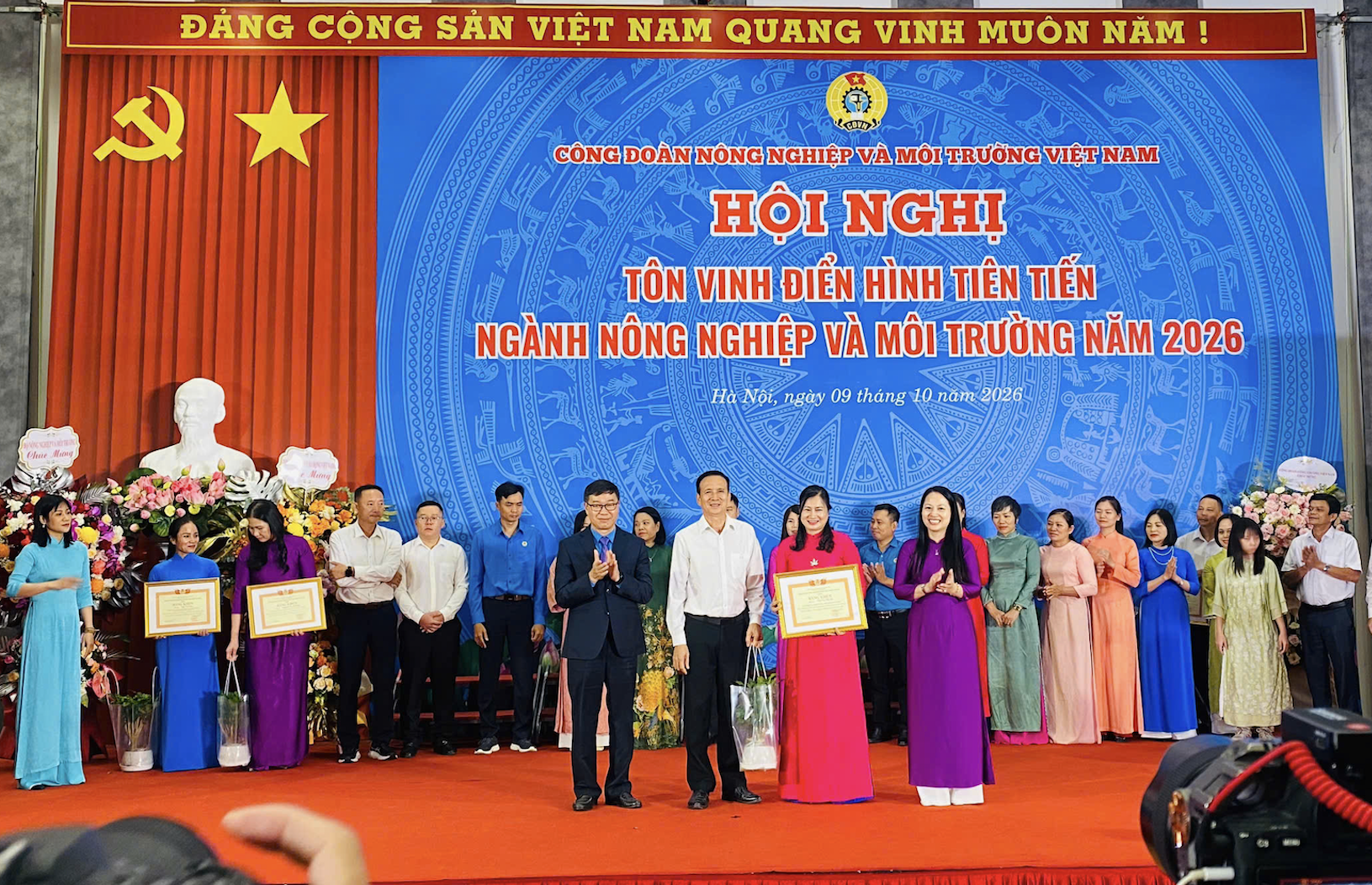Tôn vinh 90 tập thể, cá nhân điển hình tiên tiến ngành Nông nghiệp và Môi trường